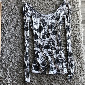 Floral pattern tight scoop neck!